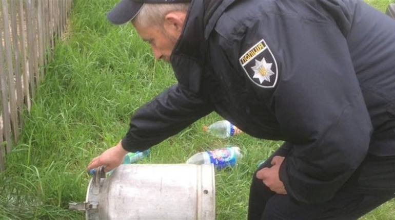 Самогонників не лякає навіть війна. Правоохоронці виливають оковиту на землю та вилучають апарати
