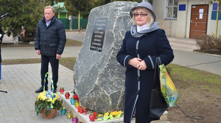 Панахида і тиха акція: у Біляївці згадали Героїв Небесної Сотні