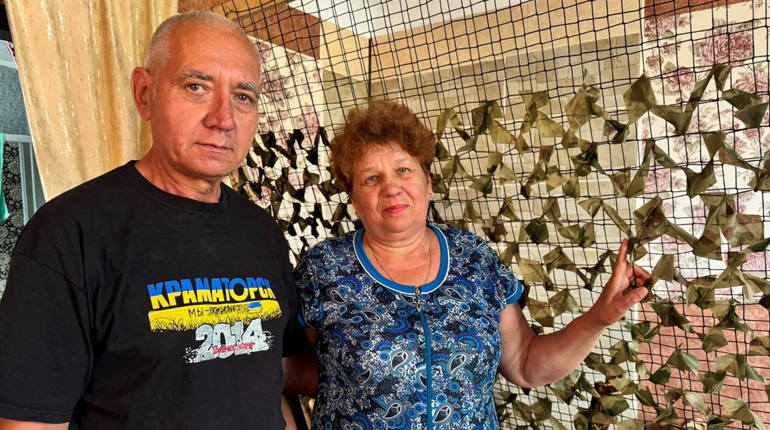 "Бджілки" не здаються: волонтери з Краматорська плетуть сітки для ЗСУ на Житомирщині