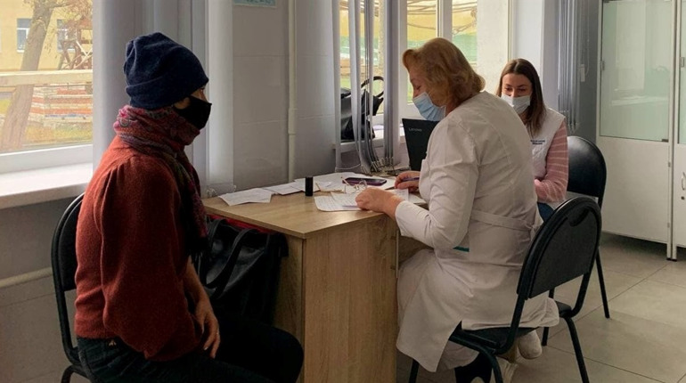 Щеплення від коронавірусу може стати обов'язковим для медиків та працівників комунальних підприємств