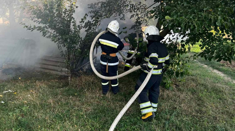 У Городку знову горіло сміття: пожежники локалізували займання на стихійному звалищі