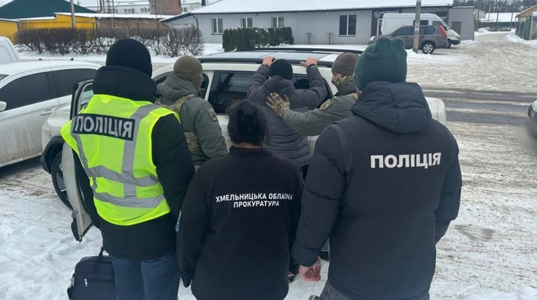 На Хмельниччині затримали чоловіка за вимагання 150 тисяч доларів у родини військового