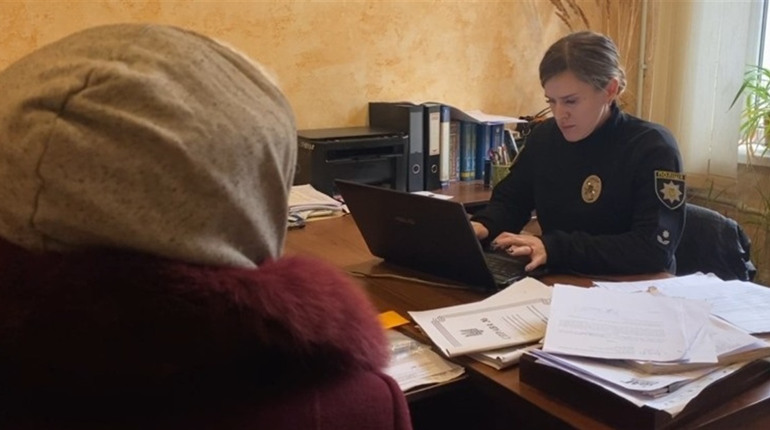 Народила і покинула немовля біля «Двох Стовпів»: це багатодітна мати, її розшукали, вона зізналась