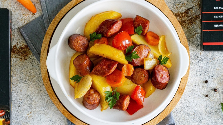 Рецепт дня: картопля, запечена з мисливськими ковбасками та овочами