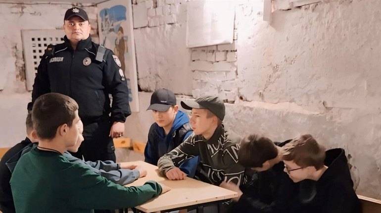 Як правильно діяти під час повітряних тривог? Дітей Первомайщини навчав офіцер безпеки