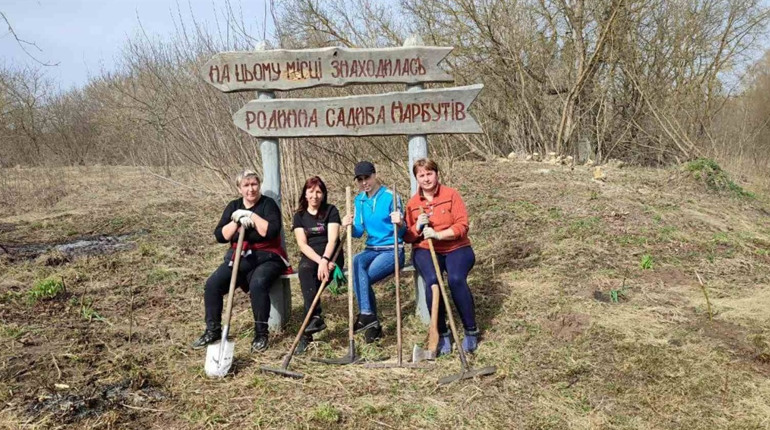 Бережуть пам’ять. Активісти з Глухівщини висадили квіти на місці родової садиби Нарбутів