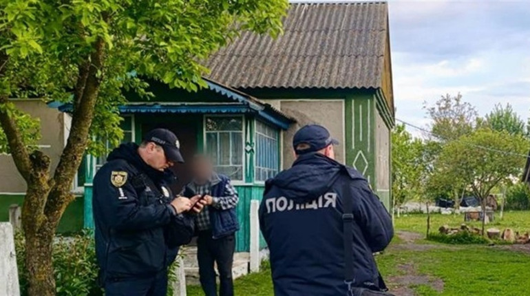 Тяжко травмував сапою по голові свого знайомого: звягельські поліцейські завершили розслідування