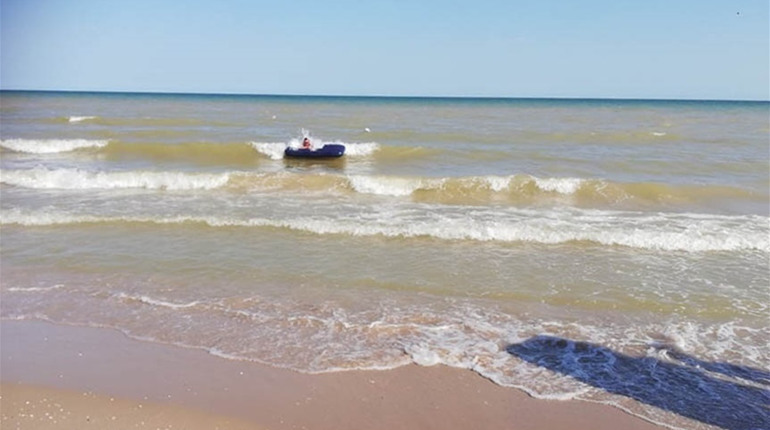 Отдыхающих на надувных матрасах уносило в море
