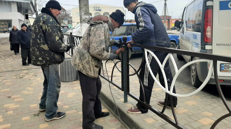 В центрі Біляївки біля ринку встановили огорожу з зображенням символу міста