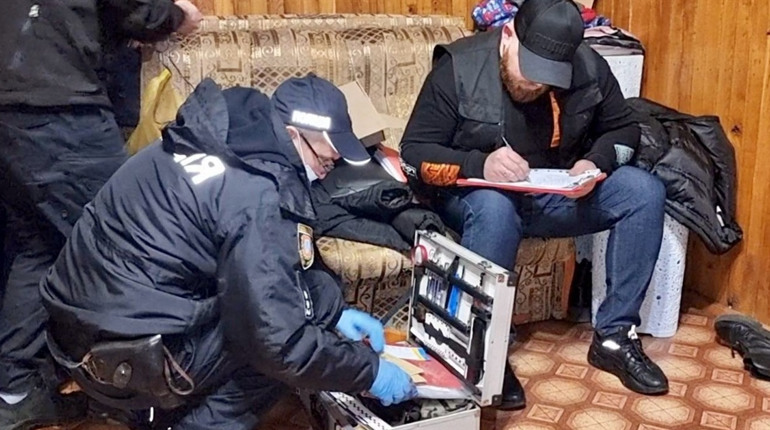 Упіймали на гарячому: на Одещині поліцейські затримали двох рецедивістів під час нападу на дім