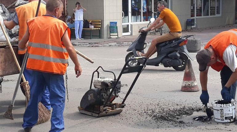 У Сватовому розпочався ямковий ремонт міських доріг з асфальтобетонним покриттям
