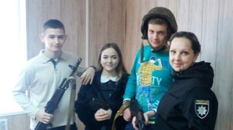 Примерили бронежилет и взяли в руки автомат: школьники посетили Торецкую полицию