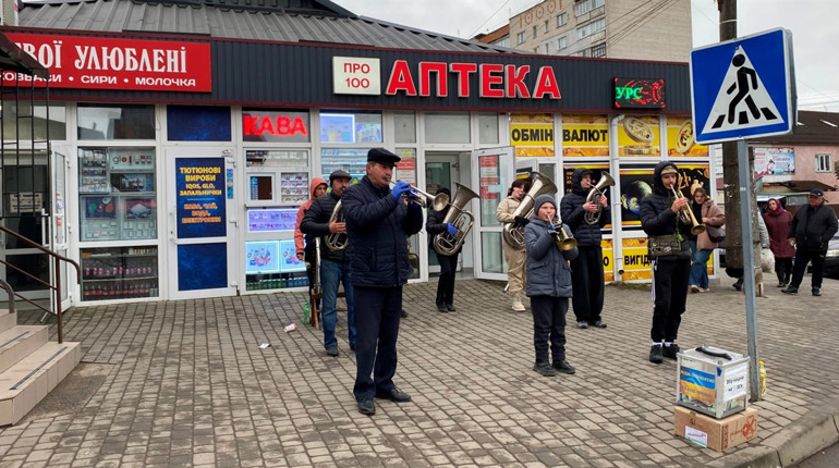 В Барі дитячий духовий оркестр з Браїлова дав концерт на вулиці та збирав кошти на ЗСУ