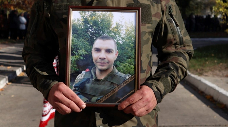 Військові, коровай, прапори і сотні містян - у Вараші прощалися з воїном-радіотелефоністом