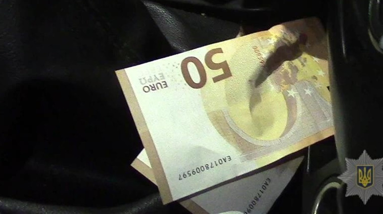 Буковинця оштрафували на 17 тисяч за спробу дати хабар поліцейським