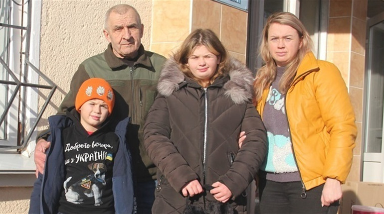 Найбільшим подарунком буде Перемога: за гроші за коляду діти з Калинівки купили бійцям теплі речі