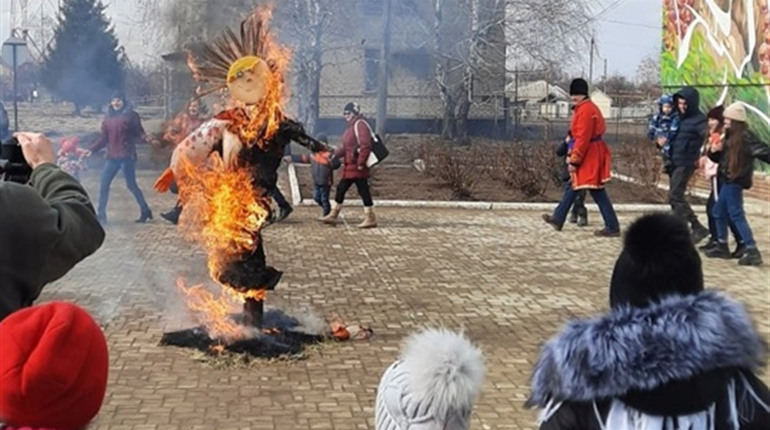 В Троїцькому на Масляну водили хороводи та спалили опудало