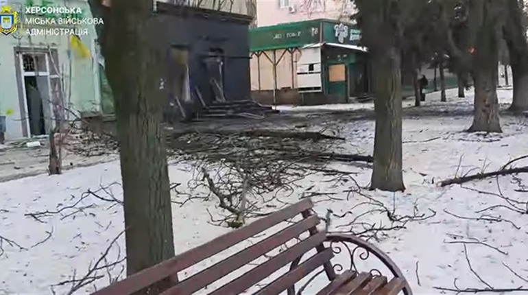 Зранку рашисти вгатили по Херсону: поцілили в лікарню, є поранені медики (відео)