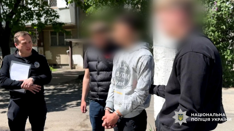 Підпал трьох Tesla в Одесі за гроші: двох юнаків з Одещини судитимуть