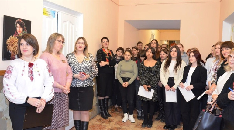 В Балті відбулася незвична виставка світлин балтянок у хустках