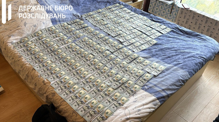 В Одесі затримали експравоохоронця, що вимагав 60 тисяч доларів, видаючи себе за співробітника ДБР