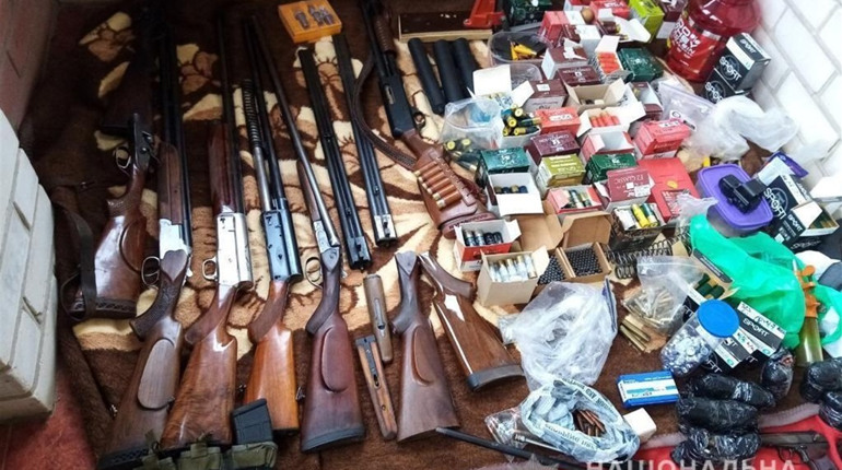 Херсонець зберігав у гаражі арсенал вогнепальної зброї: рушниці, пістолети та автомати