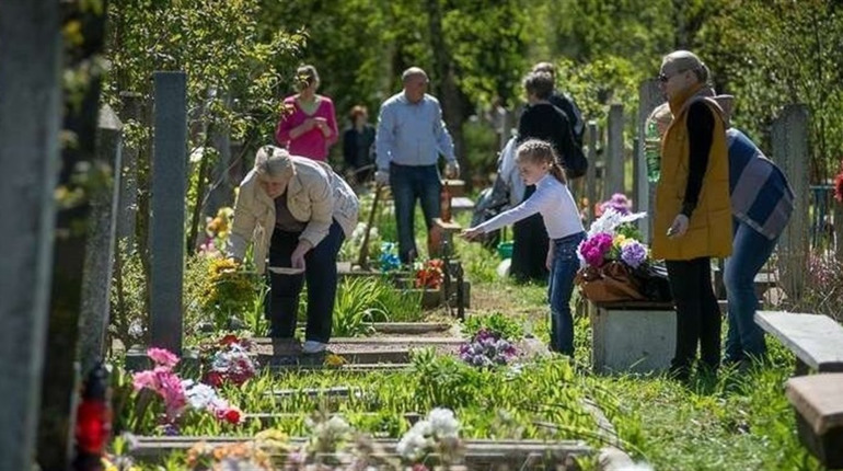 «Без застіль на кладовищах». Як правильно поминати померлих родичів на Радоницю
