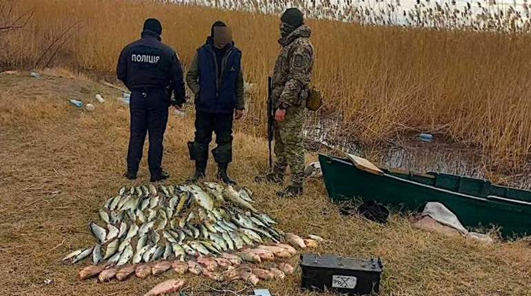 Спроба поласувати рибою вилилася на шкоду у третину мільйона гривень