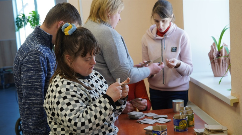 Тисячі окопних свічок та шкарпеток: як городоцькі «ангели з одним крилом» допомагають воїнам