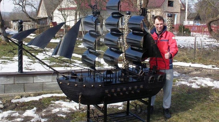 Лише за місяць коваль із Кременця виготовив мангал у вигляді корабля