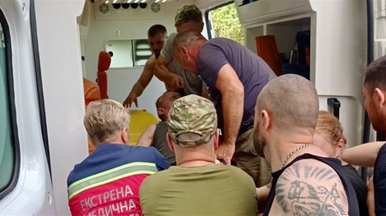 На Житомирщині поліцейські допомогли врятувати непритомну дитину та чоловіка на візку