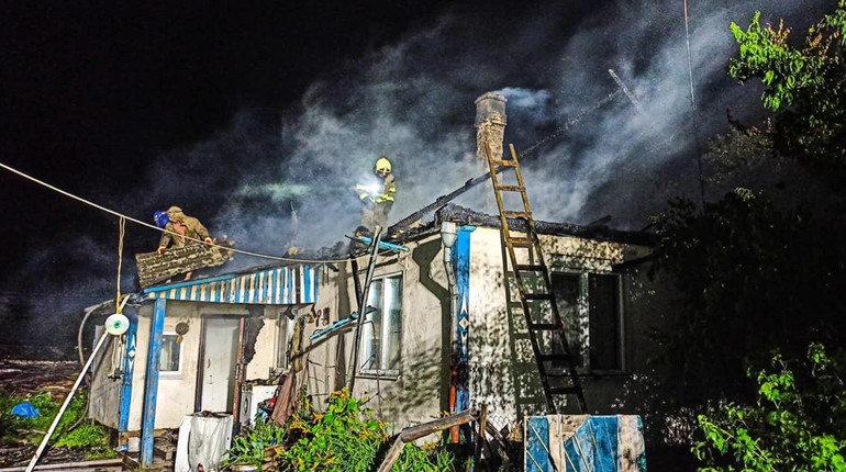 Ймовірно влучила блискавка: на Сарненщині горів будинок