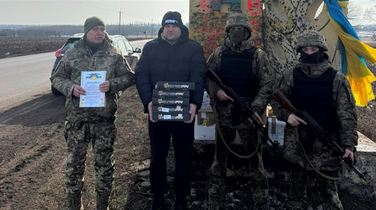 Голова Дівичківської громади Олександр Слюсар побував на фронті і передав захисникам 5 FPV-дронів