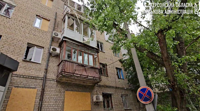 На Херсонщині російські окупанти поцілили по житловим будинкам, торговому центру та дитсадочку