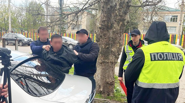 Фіктивний шлюб за 9 тисяч доларів: на Миколаївщині затримали організатора схеми для виїзду за кордон