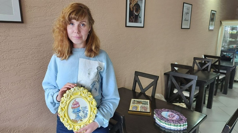 Художниця із Первомайська продає свої роботи, щоб підтримати ЗСУ