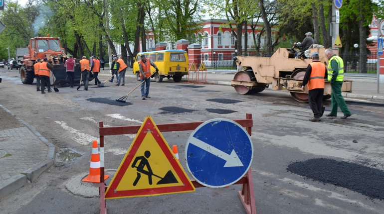 У Глухові будують нові тротуари та проводять ямковий ремонт доріг