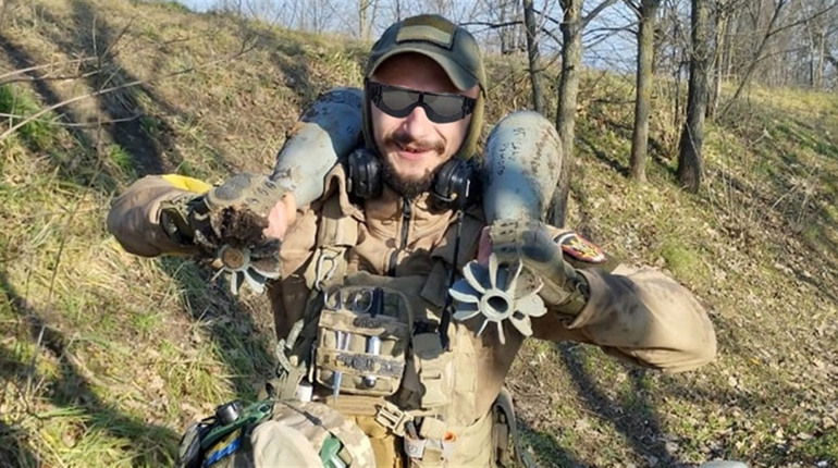 «В цьому світі їх двоє: він і його мама»: історії від «Бігунка», який розміновує Херсонщину