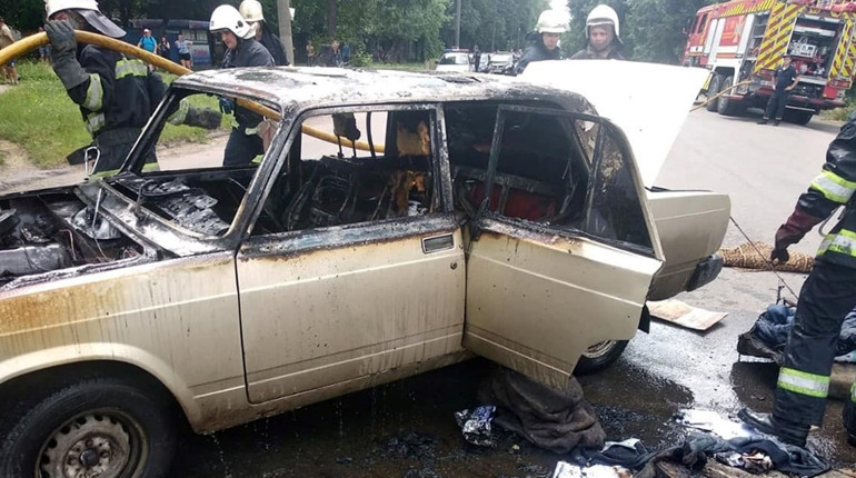 У Жовтих Водах під час руху загорілося авто