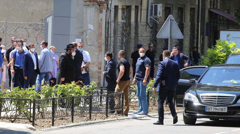 Володимир Зеленський відвідав релігійний центр, а за рогом чубились активісти