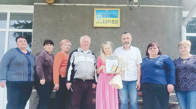 З семи дітей троє служать у ЗСУ: нагородили жительку Борівців