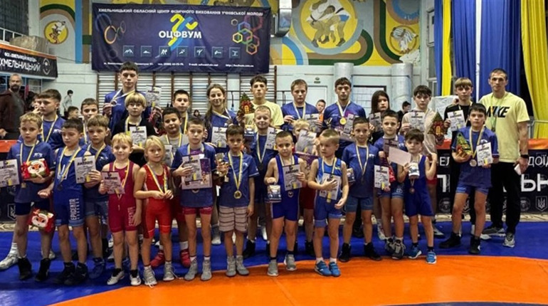31 спортсмен із Городка вибороли призові місця на чемпіонаті з вільної боротьби у Хмельницькому