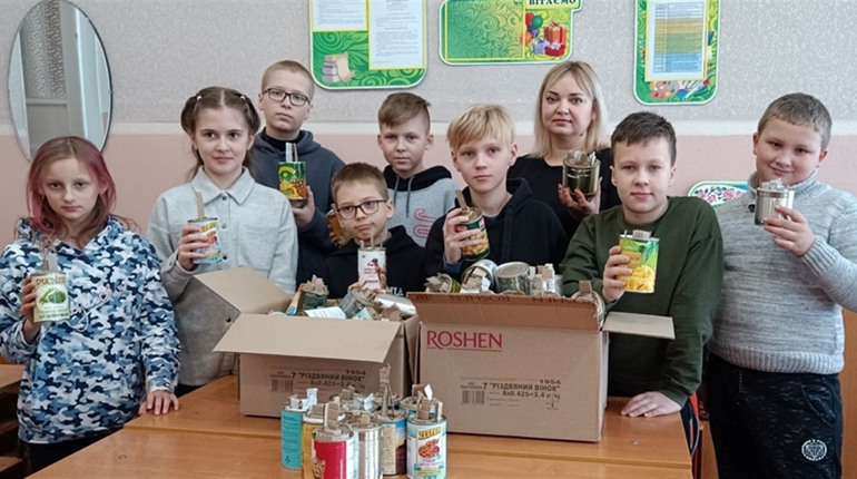 Глухівські учні власноруч підготували посилки із вдячністю захисникам