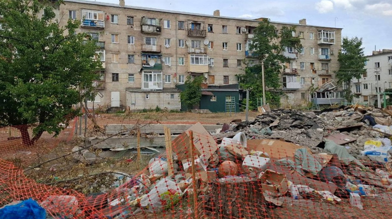 Окупована Луганщина тоне у смітті. Проблему вирішують лише на папері, бо на прибирання грошей немає
