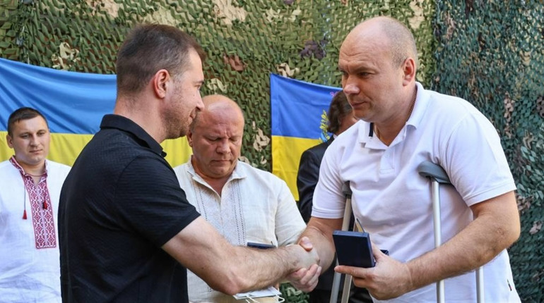 У Чернігові вручили відзнаки "За оборону Чернігова" родинам загиблих та пораненим захисникам