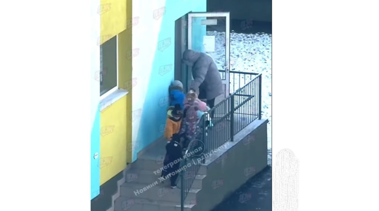 У мережі з’явилося відео, як вихователька житомирського дитсадочку штовхає дітей