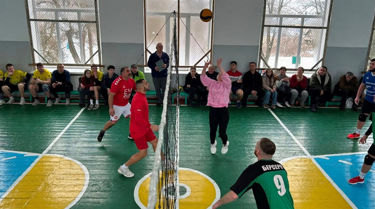 Кубок пам'яті та вдячності: у Великій Яромирці волейболісти зібрали понад 12 тисяч гривень для ЗСУ