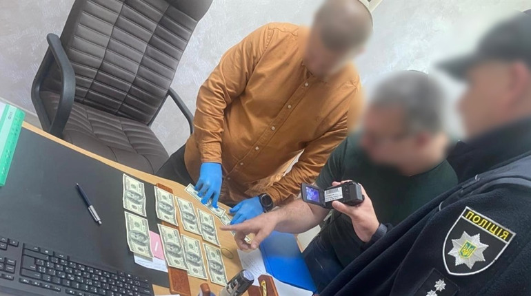Лікарняна "такса": на Шосткинщині медика затримали на хабарі за лікування від наркоманії