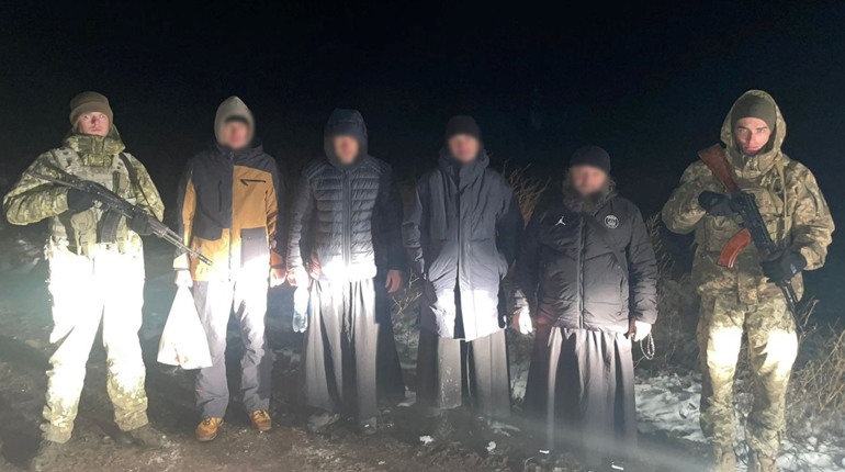 Троє в рясі, один у спортивному: у напрямку Молдови чоловіки намагалися незаконно перетнути кордон