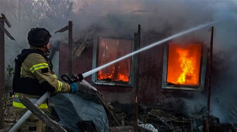 Ворожі обстріли Херсонщини: пошкоджена багатоповерхівка та 17 приватних будинків, є поранені